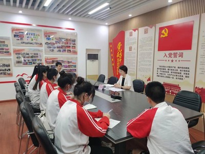 學校黨委書記蘇白茹與藝術學院發展對象談話