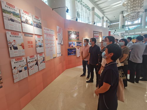 省作協組織觀看浙江省文化發展圖片展